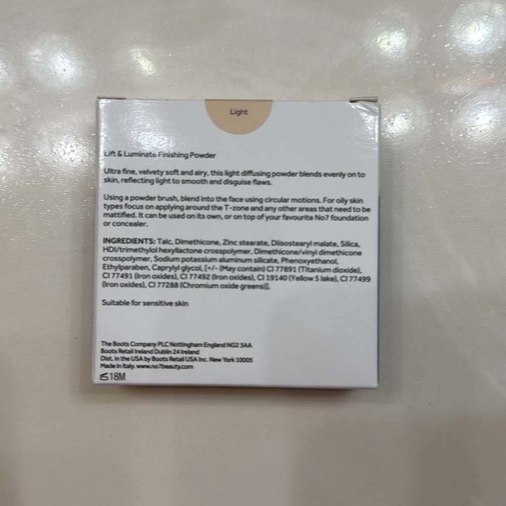 No7 Lift & Luminate Triple Action Translucent Finishing Powder - Light - Picture 2 of 3